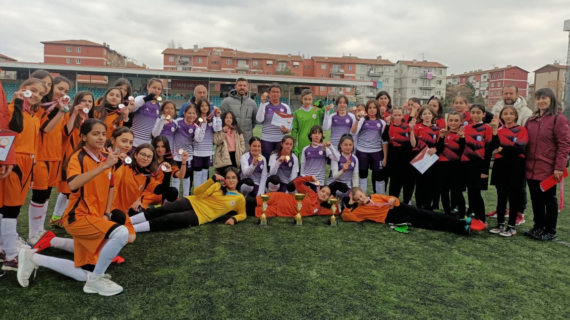  Küçük Kız  Futbol Takımımız Küçükler Kategorisinde Ankara 3.sü!